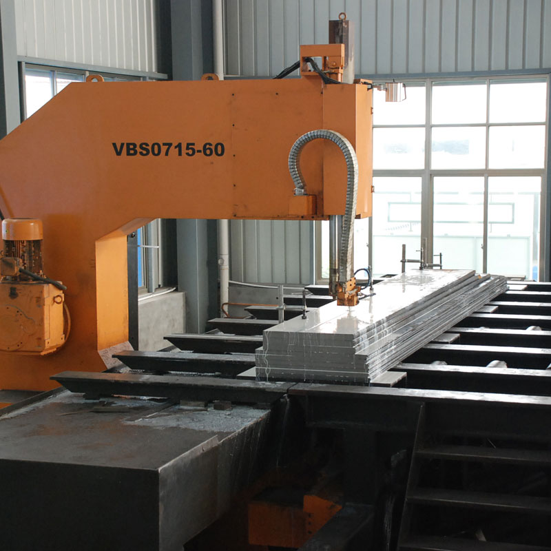 फोर कोअर मोल्ड मटेरिअल्स मोल्ड मॅन्युफॅक्चरिंगमधील वेगवेगळ्या कामकाजाच्या परिस्थितीसाठी अचूक उपाय कसे देतात?